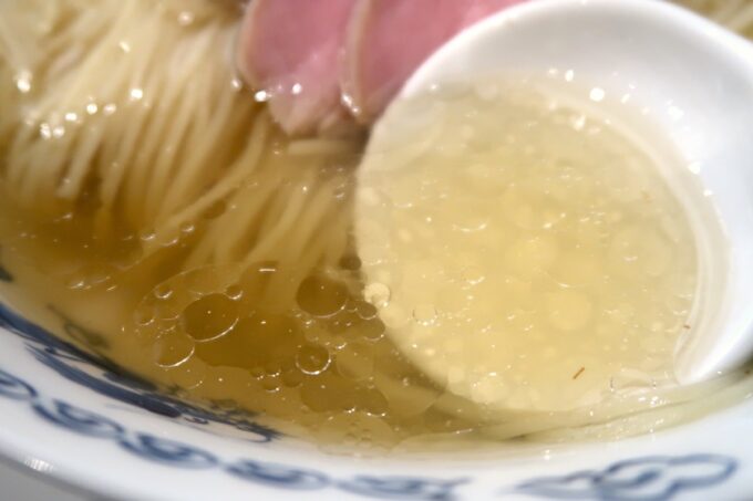 西原町「支那そば かでかる」限定の豚清湯（900円）のスープ