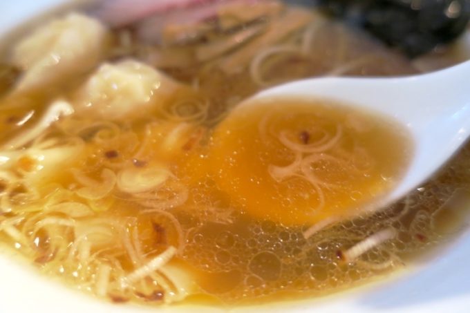 シンプルにウマいと言える、西原町「支那そば かでかる」の素晴らしいスープ。