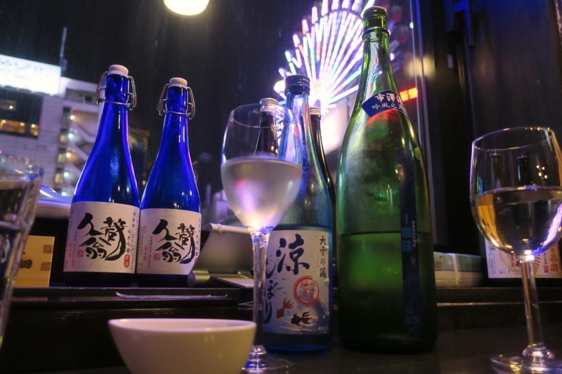札幌・すすきの「北海道産酒BAR かま田」は夜景も日本酒も楽しめる。
