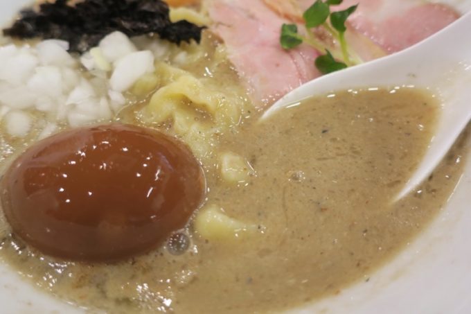 宜野湾「ラブメン本店」背脂煮干しラーメンはセメント色のスープが特徴。