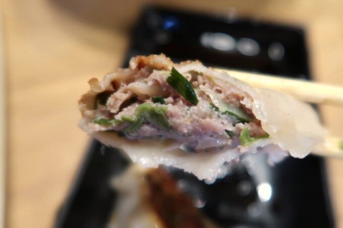 沖縄市「麺家しゅんたく」焼きギョーザ（3個、220円）は肉と香味野菜がたっぷり