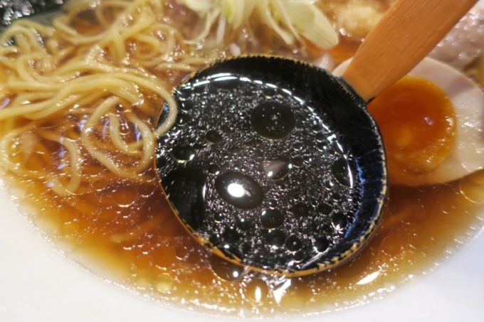 沖縄市「麺家しゅんたく」の醤油スープは鶏が香るあっさり系。