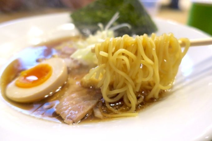 沖縄市「麺家しゅんたく」の麺はスープによって使い分けている。醤油は多加水のコシあり麺。