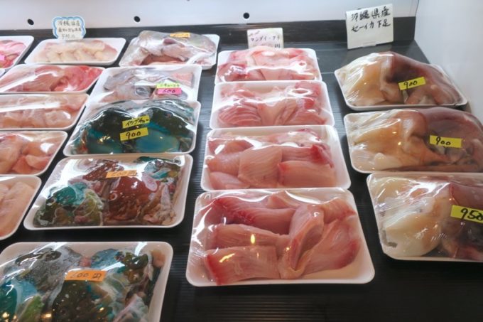 生鮮市場なので、様々な魚介が販売されている。