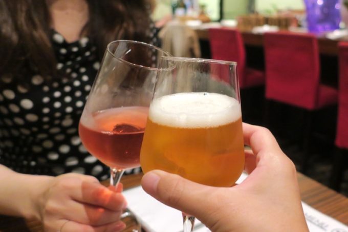札幌・すすきの「オステリア大和亭」でエビスビール（瓶、750円）とロゼのグラスで乾杯。