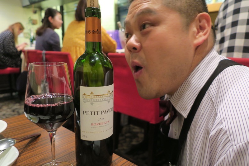 札幌・すすきの「オステリア大和亭」で赤ワインを飲もうとすると、大和さんが絡んでくれる。