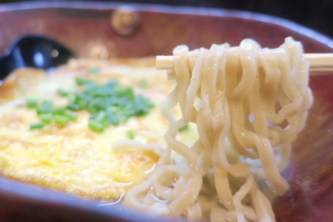 那覇・前島「いしぐふー前島店」つるつる・モチモチ食感の縮れ麺は、いしぐふーの特徴だ。