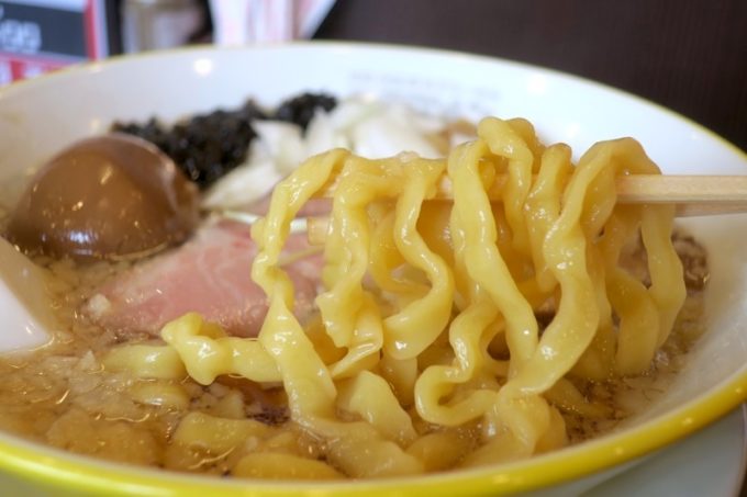 宜野湾「ラブメン本店」背脂煮干しラーメンの麺は幅広の手もみ風。