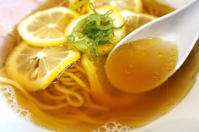 宜野湾「ラブメン本店」レモンの塩そば（700円）のあっさりスープ