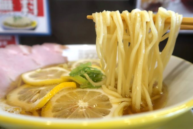 宜野湾「ラブメン本店」レモンの塩そば（700円）のもちもち麺