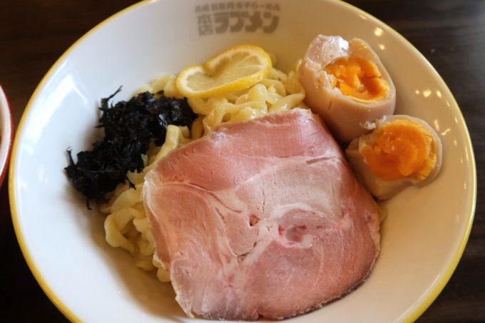 宜野湾「ラブメン本店」特濃煮干つけ麺（850円）の麺の丼にはチャーシューと岩のりが乗せられていた