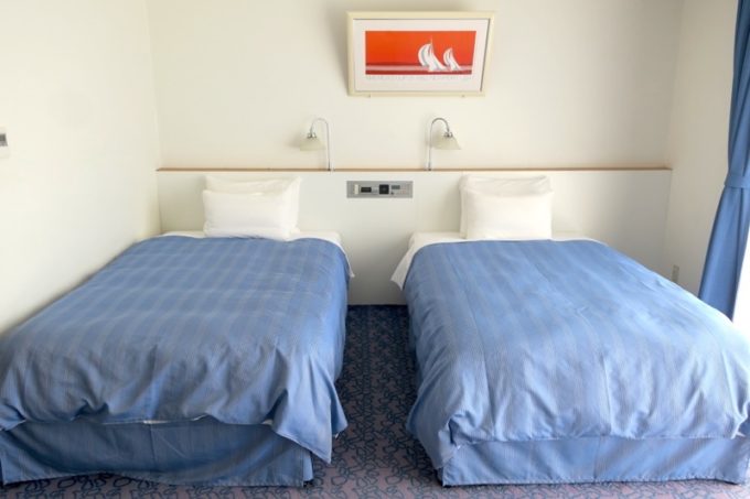 本部町「マリンピアザオキナワ」客室（和洋室）のベッドはセミダブルが2台。