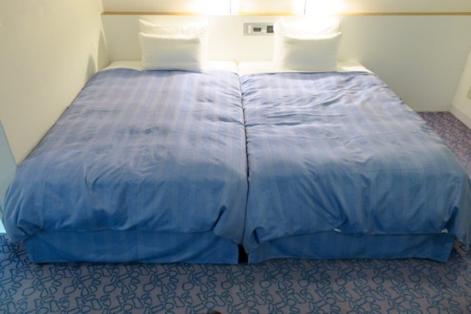 本部町「マリンピアザオキナワ」のベッド周りにはサイドテーブルがないので、ツインベッドをくっつけて寝ることができて便利だった。