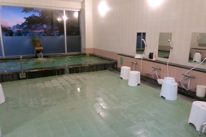 本部町「マリンピアザオキナワ」大浴場「珊瑚湯」の内部の様子。