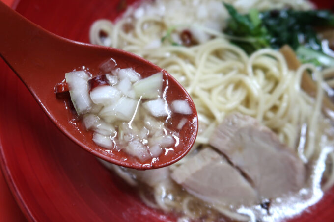 浦添市「和風らぁめん はるや」塩らぁめんのスープに浮かぶ刻みタマネギが絶品