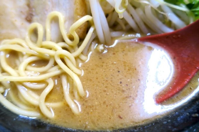 浦添「和風らぁめん はるや」の魚介出汁香るあっさり味噌スープ。