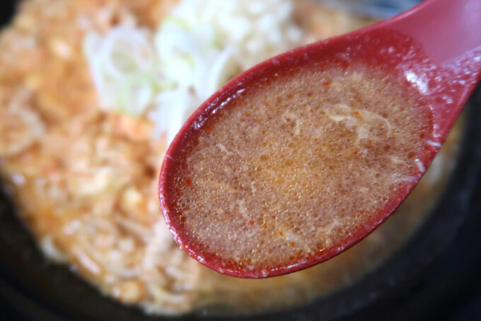 浦添市「和風らぁめん はるや」にゅーたんたんめんは鶏の出汁でいただく、意外と上品な味わいのスープ