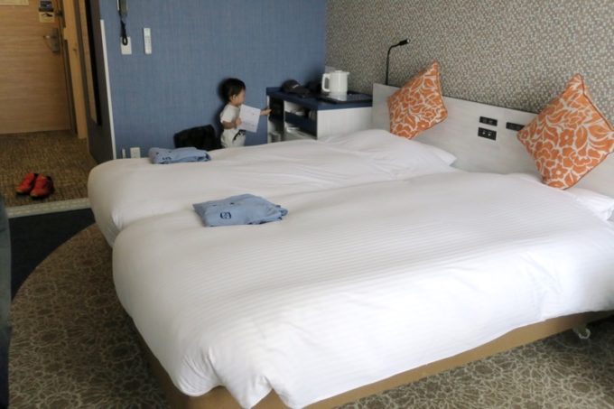 「ラ・ジェント・ホテル沖縄北谷」コンフォートツインのベッド。
