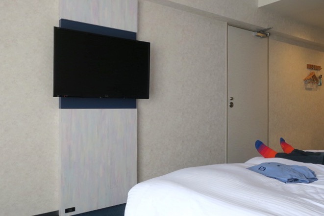 「ラ・ジェント・ホテル沖縄北谷」コンフォートツインの壁掛け薄型TV。