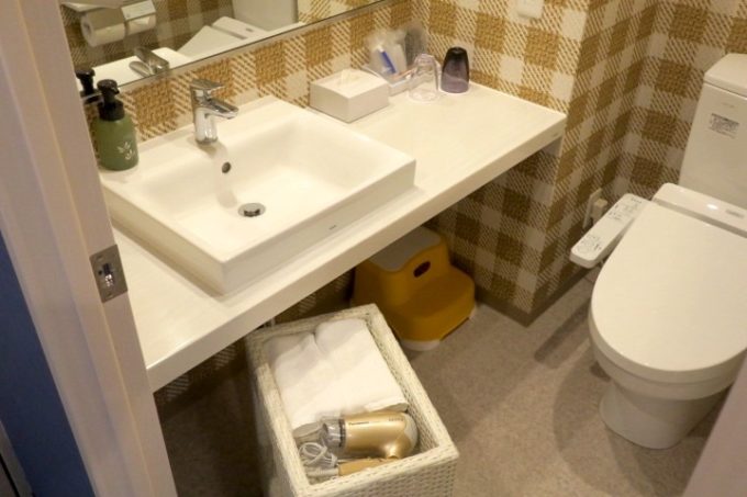 「ラ・ジェント・ホテル沖縄北谷」コンフォートツインの水回り（洗面台とトイレ）。