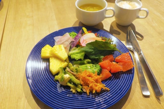 「ラ・ジェント・ホテル沖縄北谷」併設レストラン「ALLY's 沖縄 」モーニングビュッフェで取り分けてきた大人の朝ごはん。