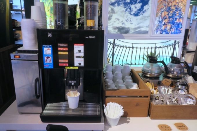 「ラ・ジェント・ホテル沖縄北谷」併設レストラン「ALLY's 沖縄 」モーニングビュッフェのコーヒーマシーン。