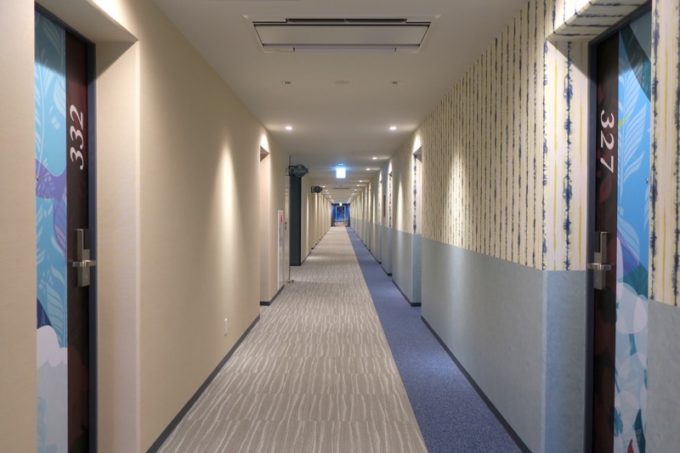 北谷・フィッシャリーナ地区にある「ラ・ジェント・ホテル沖縄北谷」のホテル宿泊エリアの廊下。