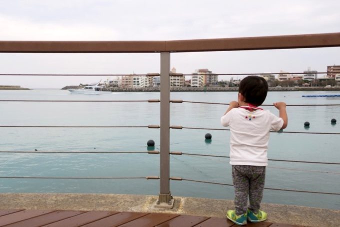 「ラ・ジェント・ホテル沖縄北谷」に泊まった翌朝のお散歩でたそがれるお子サマー。