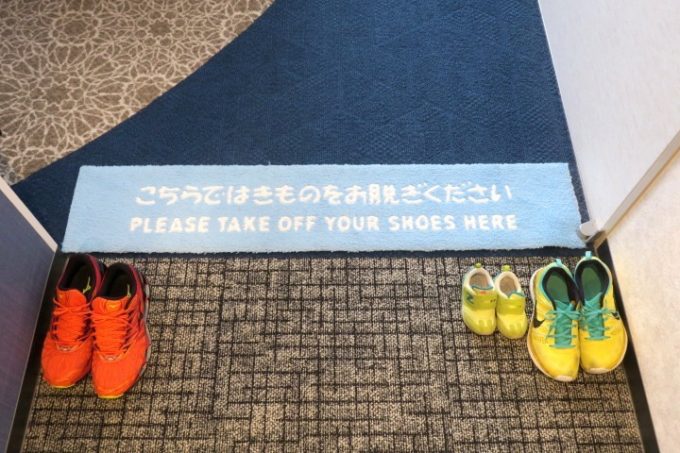 「ラ・ジェント・ホテル沖縄北谷」の客室に入る際は靴を脱ぐ。