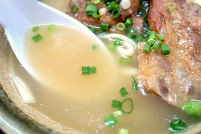 本部町「本部そば」のスープは豚とカツオで出汁をとっている。