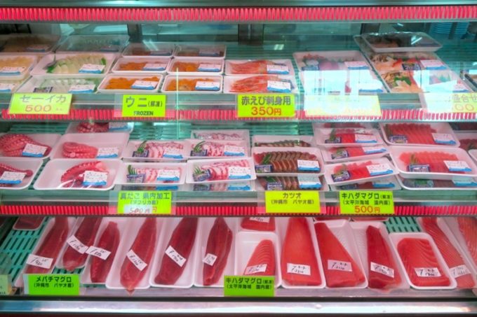 沖縄市「泡瀬漁港 パヤオ直売店」で販売中のマグロ。