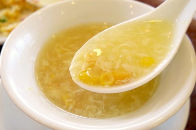 「担々亭 南上原店」叉焼炒飯についてきた中華風コーンスープ。