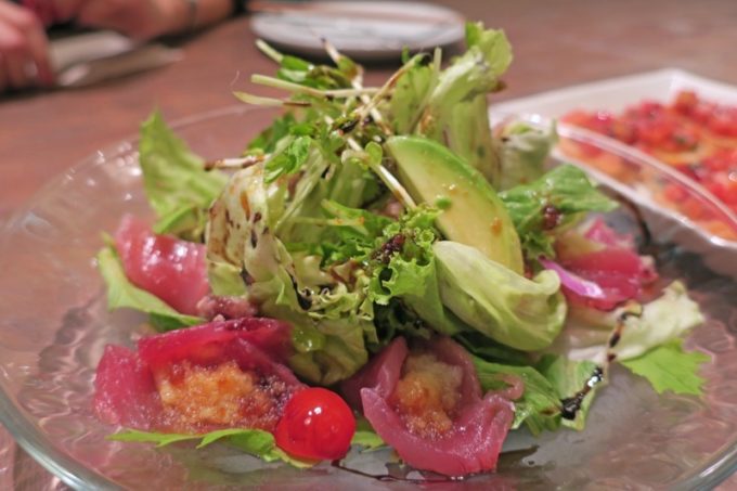 那覇・サンライズなは商店街「Taste of Okinawa（テイスト オブ オキナワ）」コース料理のマグロ＆パイナップルのサラダ。