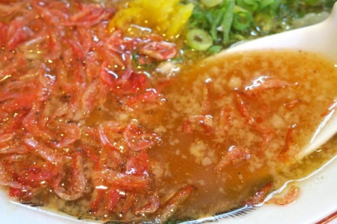 浦添・宮城「麺や 和楽」の潮騒スープは、鶏ガラ醤油ベースに魚介を割ったもの。
