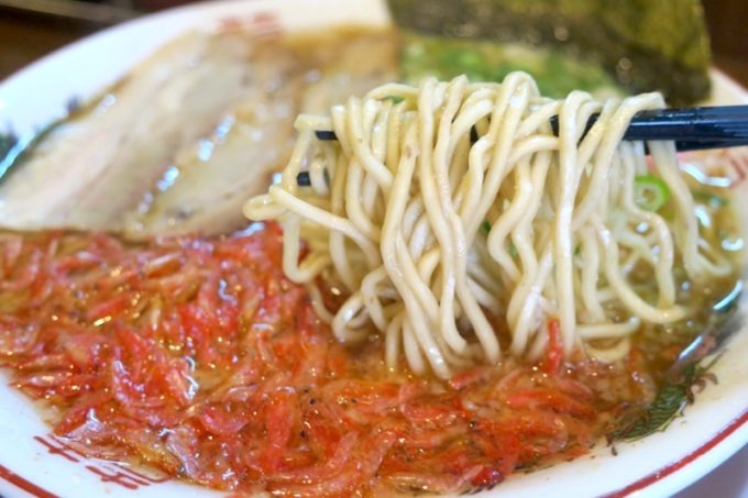 浦添・宮城「麺や 和楽」の潮騒の麺は、もずく入りのゆる縮れ系。