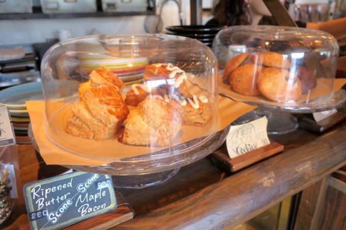 北谷「ジバゴコーヒーワークス（ZHYVAGO COFFEE WORKS OKINAWA）」の店内には焼き菓子類が販売されている。