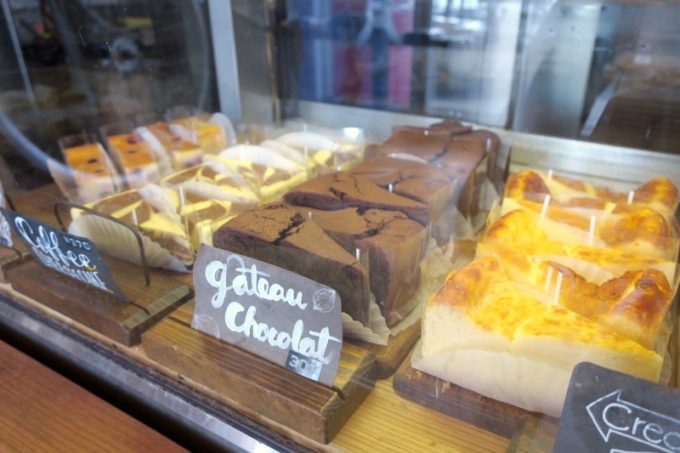 北谷「ジバゴコーヒーワークス（ZHYVAGO COFFEE WORKS OKINAWA）」の店内には、ケーキ類が販売されている。