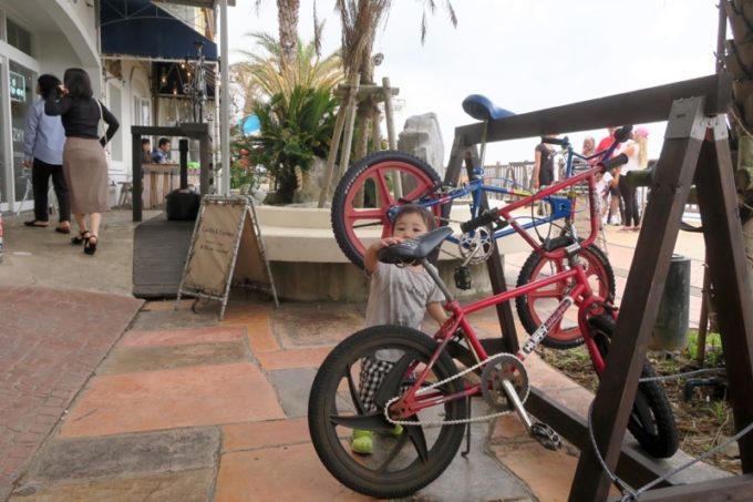 北谷「ジバゴコーヒーワークス（ZHYVAGO COFFEE WORKS OKINAWA）」店先には自転車がいくつも展示されている。