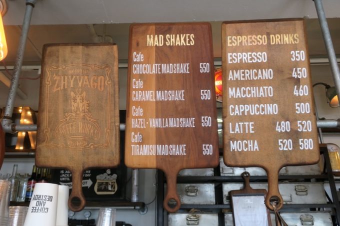 北谷「ジバゴコーヒーワークス（ZHYVAGO COFFEE WORKS OKINAWA）」のレジ上にあるメニュー表。