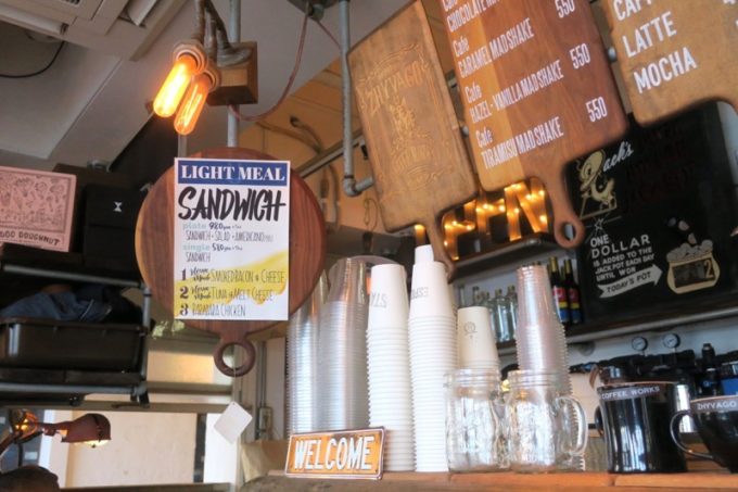 北谷「ジバゴコーヒーワークス（ZHYVAGO COFFEE WORKS OKINAWA）」モーニングの時間に訪れるとライトミールのサンドイッチメニューが目に入った。