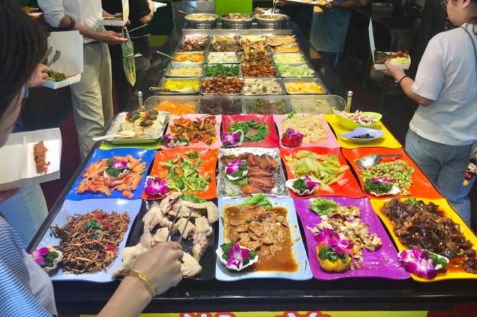 台湾・台北「淞美自助餐」に並ぶ、台湾料理のおかず数々。