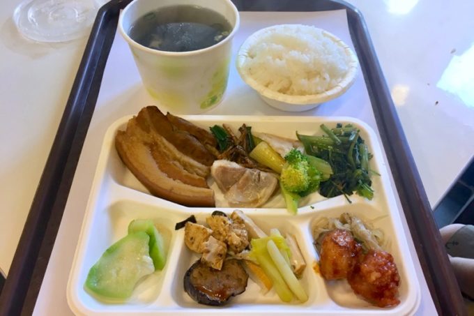 台湾・台北「淞美自助餐」おかずとご飯・スープを合わせてTWD90（330円くらい）だった。