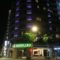 台北「グリーンワールドグランド南京（洛碁大飯店南京館）」のエグゼクティブスイートの外観（夜）。
