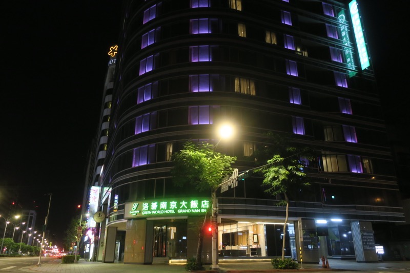 台北「グリーンワールドグランド南京（洛碁大飯店南京館）」のエグゼクティブスイートの外観（夜）。