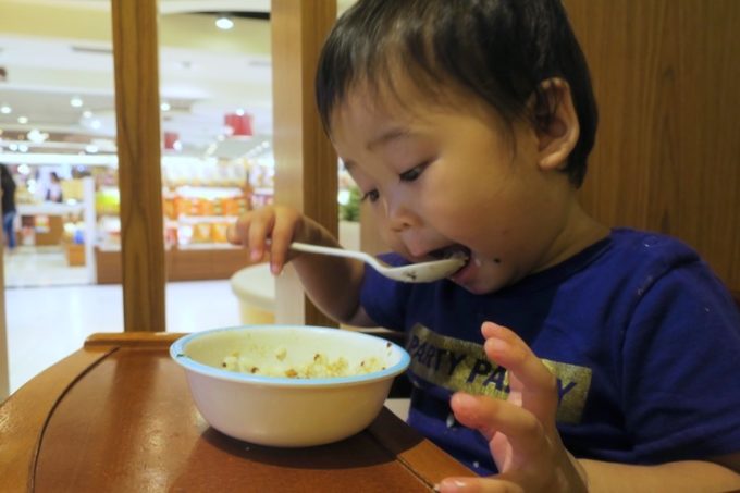 お子サマーに、地瓜飯を食べやすくするため、紅藜雞米粥を混ぜて食べさせてみる。