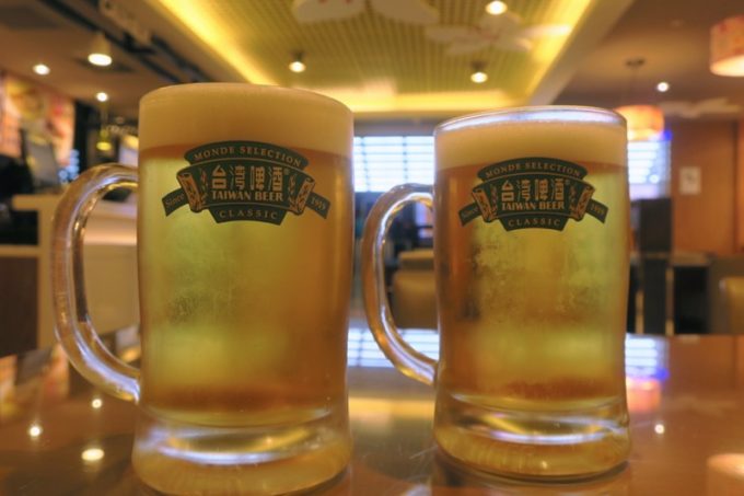桃園国際空港T1出国ロビー「客家主題餐庁」で飲んだ18天台灣生啤酒（TWD100）