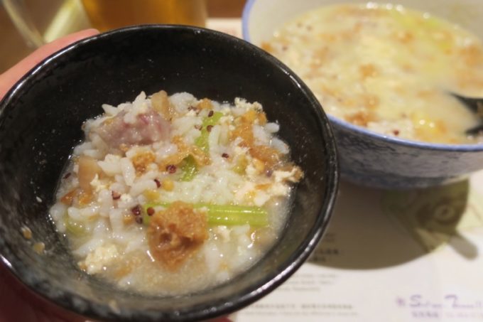 桃園国際空港T1出国ロビー「客家主題餐庁」紅藜雞米粥の中に入っているプチプチ食感の紅藜は、穀物のルビーとも呼ばれているらしい。
