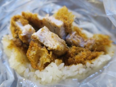 台北「味鼎蛋餅（ウェイディンダンピン）」の豚肉おにぎりのボリュームが半端ない。