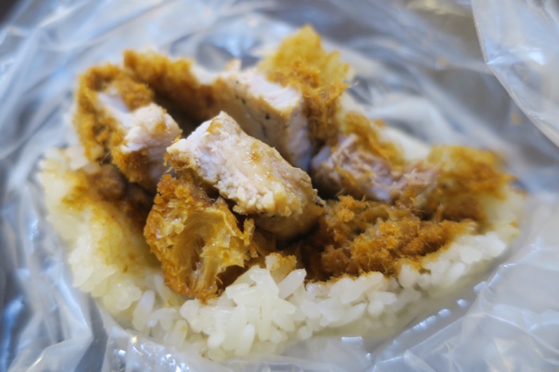 台北「味鼎蛋餅（ウェイディンダンピン）」の豚肉おにぎりのボリュームが半端ない。