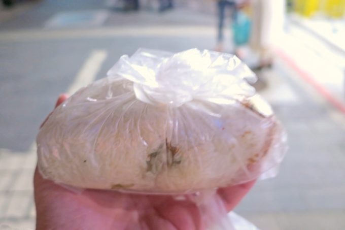 台北・士林夜市「阿婆飯糰」ずっしり熱々のおにぎりは、透明な袋に入ってる。